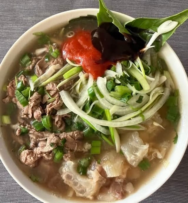 P9 - Rare Steak & Tendon Phở - Phở Tái, Gân.