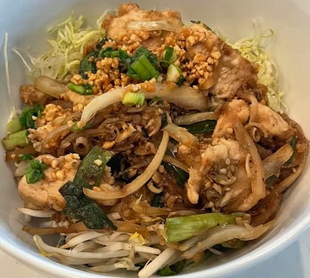 B8 - Wokked Lemongrass Chicken Vermicelli - Bún Gà Xào Xả.
