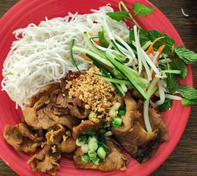 B6. - Grilled Pork Vermicelli - Bún Thịt Nướng.