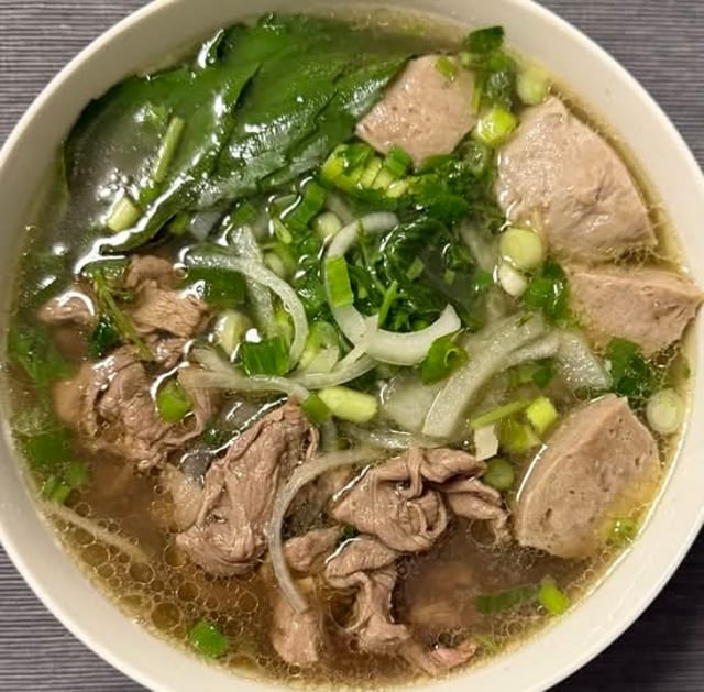 P7 - Rare Steak & Beef Meatballs Phở - Phở Tái, Bò Viên.